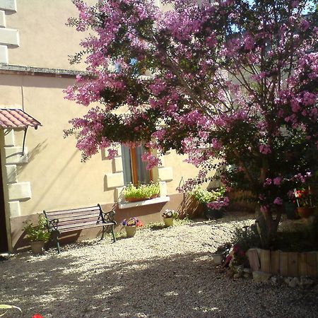 Les Trois Puits Bed & Breakfast Brion-pres-Thouet Eksteriør bilde
