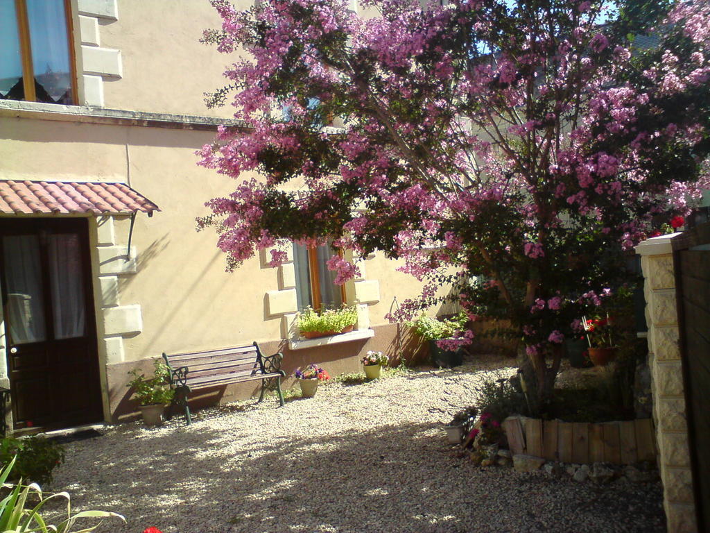 Les Trois Puits Bed & Breakfast Brion-pres-Thouet Eksteriør bilde